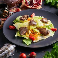 Теплый салат с куриной печенкой