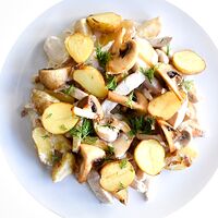 Картофель беби с цыплёнком и грибами в сливочном соусе