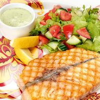Стейк из лосося с винным соусом и салатом из свежих овощей