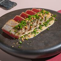 Татаки с тунцом Bluefin в соусе орехово-лаймовый