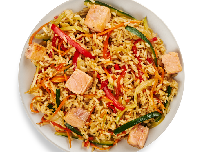 Рис по-тайски с лососем и овощами