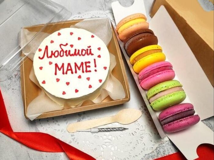 Бенто-торт Любимой маме и набор макаронс 8 марта