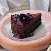 Фото к позиции меню Безглютеновый шоколадно-черничный торт