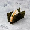 Фото к позиции меню Онигири с лососем терияки