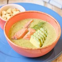 Крем-суп из кабачков с авокадо и лососем