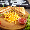 Фото к позиции меню Клаб-сэндвич с куриной грудкой и картофелем фри