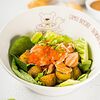 Фото к позиции меню Салат с лососем, листьями шпината, картофелем и восточным соусом