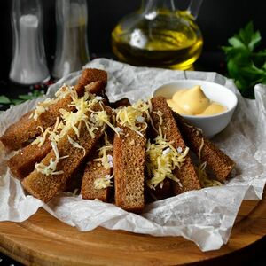 Гренки ржаные, запечённые с сыром