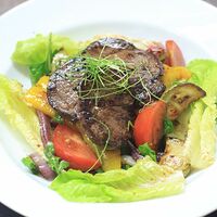 Гриль-салат с говядиной и овощами