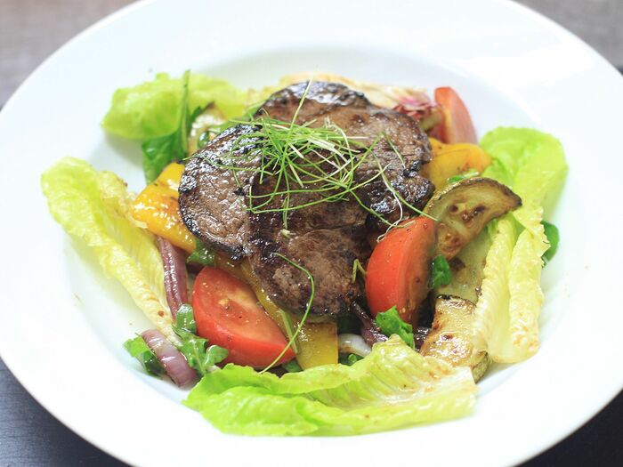 Гриль-салат с говядиной и овощами