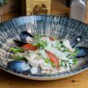 Фото к позиции меню Тёплый салат с кальмаром, креветками и лососем