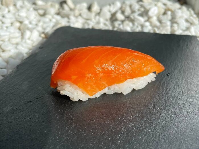 Суши с лососем классические