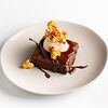 Фото к позиции меню Фантастический брауни со сливками Epic chocolate brownie