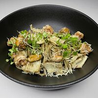 Спагетти с морепродуктами и чернилами каракатицы