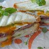 Фото к позиции меню Клаб сендвич с ростбифом и яйцом