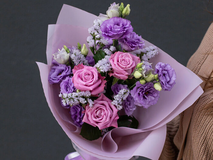 Букет цветов Лавандовый раф из пышных роз и эустомы