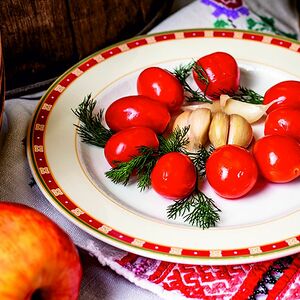 Малосольные помидоры черри с чесноком и укропом