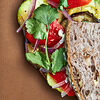 Фото к позиции меню Сэндвич с хумусом и овощами гриль