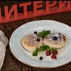 Фото к позиции меню Сырники со сгущенным молоком и ягодами