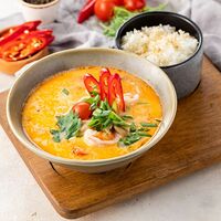 Азиатский суп том ям с креветками на кокосовом молоке, с грибами и томатами черри