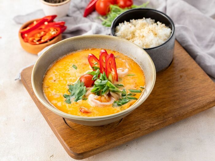 Азиатский суп Том Ям с креветками на кокосовом молоке, с грибами и томатами черри