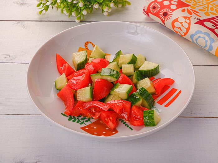 Салат овощной из огурчиков и томатов