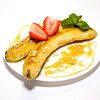 Фото к позиции меню Обжаренные в карамели бананы с орехами и клубникой