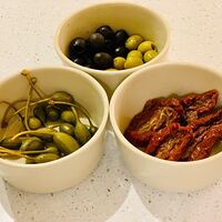 Томаты вяленые, оливки, каперсы