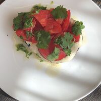 Запеченный баклажан с томатами и тахиной