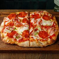 Римская пицца с чоризо и беконом
