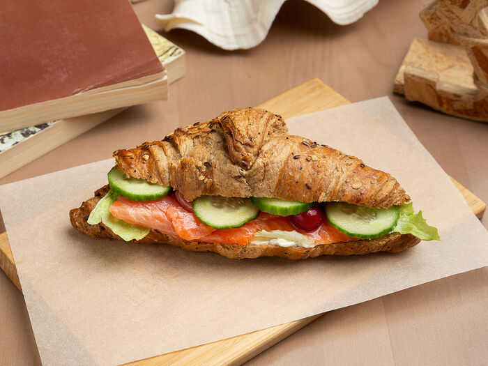 Сэндвич с лососем на злаковом круассане