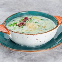 Суп крем с креветками, горгонзолой, шпинатом