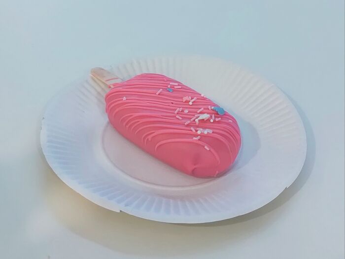 Пирожное Эскимо на палочке розовое