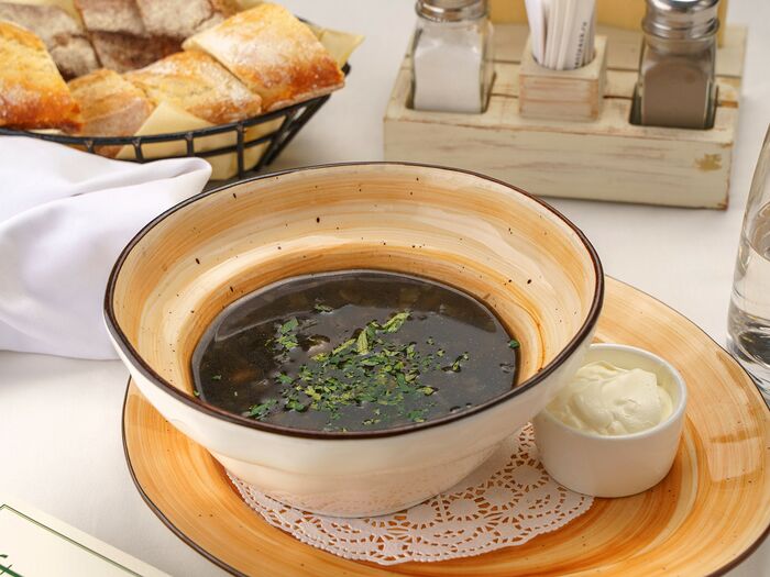 Грибной суп с перловой крупой и сметаной
