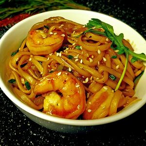 Wok с тигровыми креветками