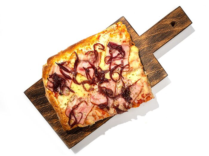 Пиццета с беконом и томленым луком