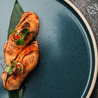 Суши с опаленным лососем в соусе терияки
