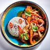 Фото к позиции меню Хрустящий цыпленок с тайскими овощами и рисом