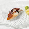 Фото к позиции меню Суши с речным угрем, кунжутом и соусом унаги