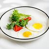 Фото к позиции меню Яичница из двух яиц с микс-салатом и томатами