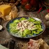 Фото к позиции меню Равиоли шпинатные с беконом и грибами под сливочным соусом
