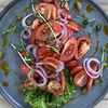 Фото к позиции меню Салат из свежих томатов с каперсами