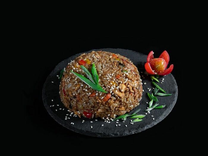 Рис Тяхан с креветками и овощами