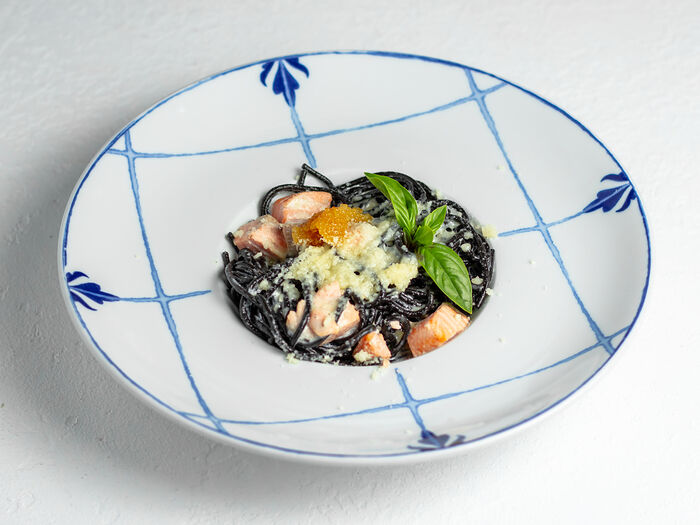 Черные спагетти с лососем