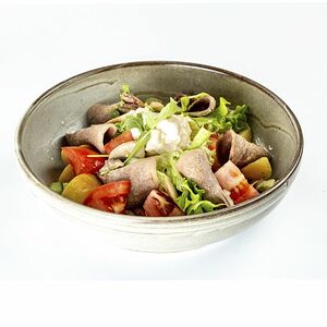 Салат с языком, томатами, картофелем и грибами