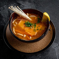 Острый мисо-суп с лососем