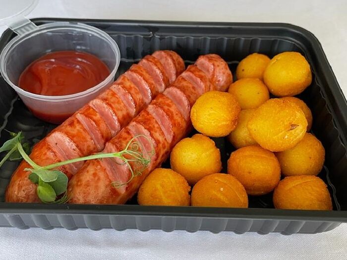 Сосиски гриль с картофельными шариками и кетчупом
