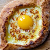 Хачапури-лодочка с сыром и яйцом