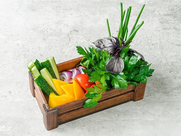 Разнообразные свежие овощи и зелень