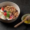 Фото к позиции меню Гранола с домашним йогуртом, ягодами и кедровыми орехами
